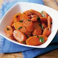 Hot dressed carrots with coriander_image