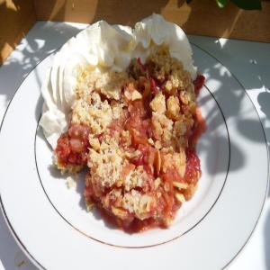 Strawberry and Rhubarb Crumble_image