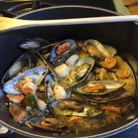 Shrimp, Scallops and Mussels in a Basil Wine Sauce_image