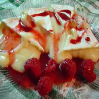 Brie With Raspberry Chipotle Sauce_image