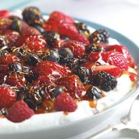 Ginger Yogurt with Berries and Crunchy Caramel_image