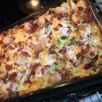 Broccoli Mac and Cheese with Bacon and Potato Nugget Topping_image