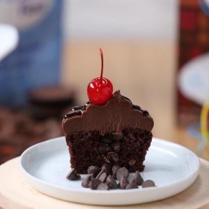 Chocolate Pinata Cupcake: Pimp Your Cupcake Recipe by Tasty image