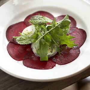 Goat's cheese & beetroot salad image