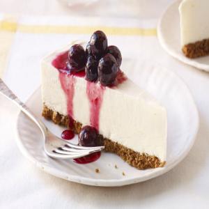 Cheesecake helado de limón con rocío de moras azules_image