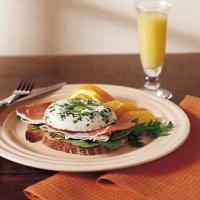 Skillet Poached Eggs with Prosciutto_image