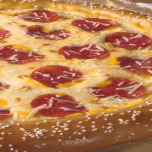 Pepperoni Pretzel Pizza_image