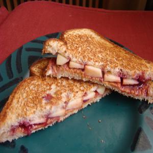 Grilled Pb&j With Apples_image