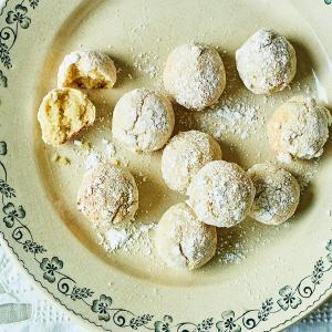 Amaretti biscuits image