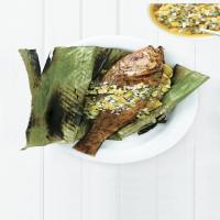 Huachinango asado en hojas de plátano image