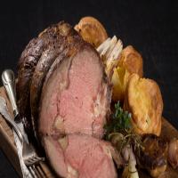 Roast rib of beef with gravy_image