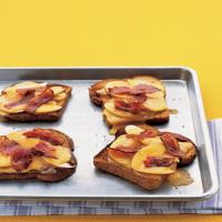 Open-Faced Grilled Cheese with Apple and Bacon_image