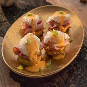 Fried Green Tomato Benedict with Easy Cajun Hollandaise_image