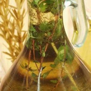 Balsamic Vinegar and Olive Oil Dressing_image