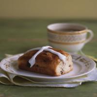 Hot Cross Buns with Dried Cherries_image