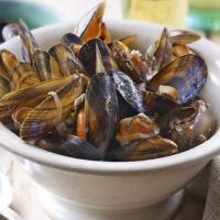Mussels with red onion, cider & crème fraîche image