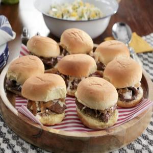 Brisket Sliders with White Barbecue Sauce_image