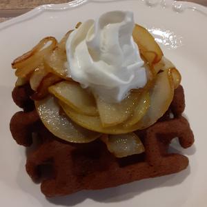 Gingerbread Waffles with Sauteed Pears_image