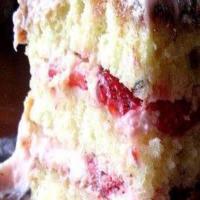 Vanilla Cake With Strawberry Cream_image