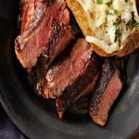 Cocoa-Rubbed Steak With Bacon-Whiskey Gravy_image