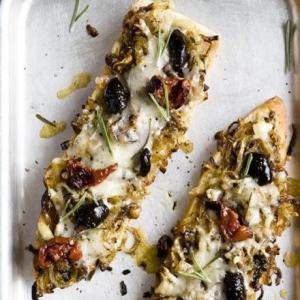 Ciabatta pizzas with sticky onions_image