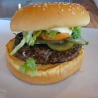beef burger with tomato salad_image