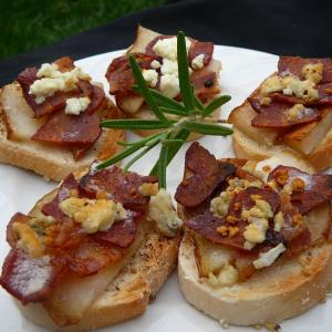 Blue Cheese, Bacon and Pear Brunch Sandwiches_image