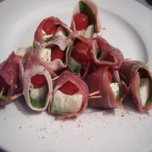 Prosciutto-Wrapped Mozzarella & Basil_image