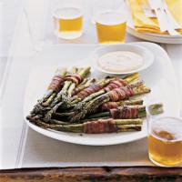 Bacon-Wrapped Asparagus Bundles with Spicy Dipping Sauce_image