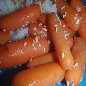 Glazed Carrots With Maple Syrup and Sesame Seeds_image