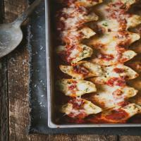 Jumbo stuffed shells with chicken, spinach & cheese_image