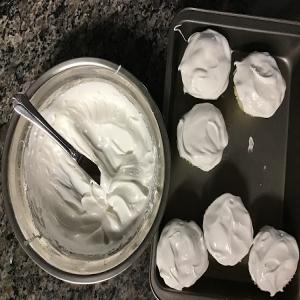 Whipped marshmellow frosting_image