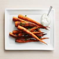 Cumin-Roasted Carrots with Greek Yogurt_image