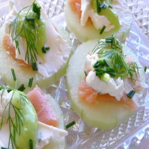 Fresh Cucumber Slices With Smoked Salmon and Wasabi Cream_image