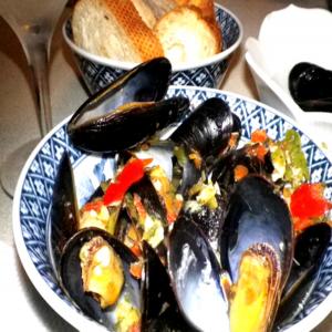 Mussels with Chili, Garlic and Basil image