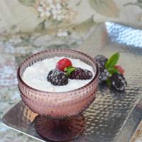 Kalter Milchreis mit Brombeeren (Cold Rice Pudding with Blackberries) image