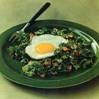 Chicory Salad with Bacon, Crispy Potatoes, and Fried Egg_image