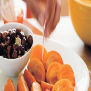 Persimmon Wedges with Toasted Hazelnuts_image