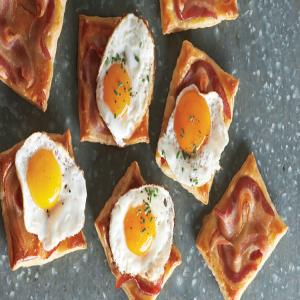 Fried-Egg-and-Bacon Puff Pastry Squares_image