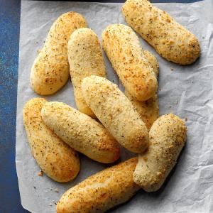 Tender Garlic Cheese Breadsticks_image