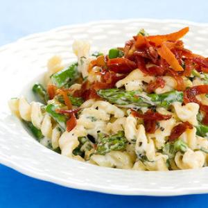 Creamy Pasta With Asparagus, Parmesan, and Crispy Prosciutto_image