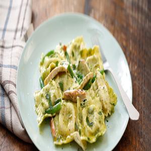 Spinach & Ricotta Ravioli with Basil Pesto, Chicken & Green Beans_image