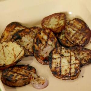 Grilled Red Potatoes and Onions_image