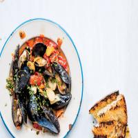 Mussels with Spicy Tomato Oil and Grilled Bread_image