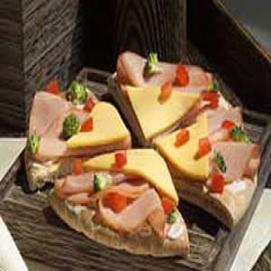 Cool Crunchy Ham & Cheese Pita_image