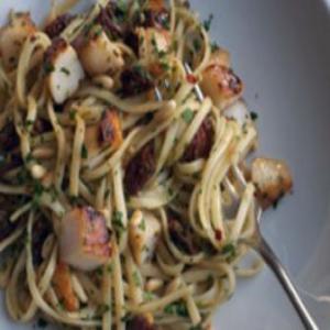 Linguine with Scallops, Sun-Dried Tomatoes, and Pine Nuts_image