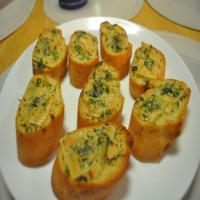 Delicious and Easy Herbed Garlic Bread_image