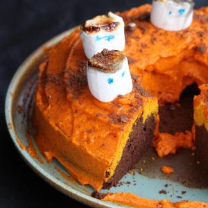 Halloween Buttermilk Bundt® Cake_image