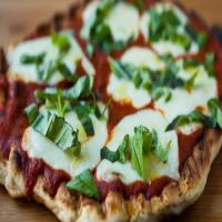 Grilled Bisquick® Margherita Pizza_image