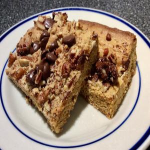 Pecan Blondies with Chocolate Chips_image